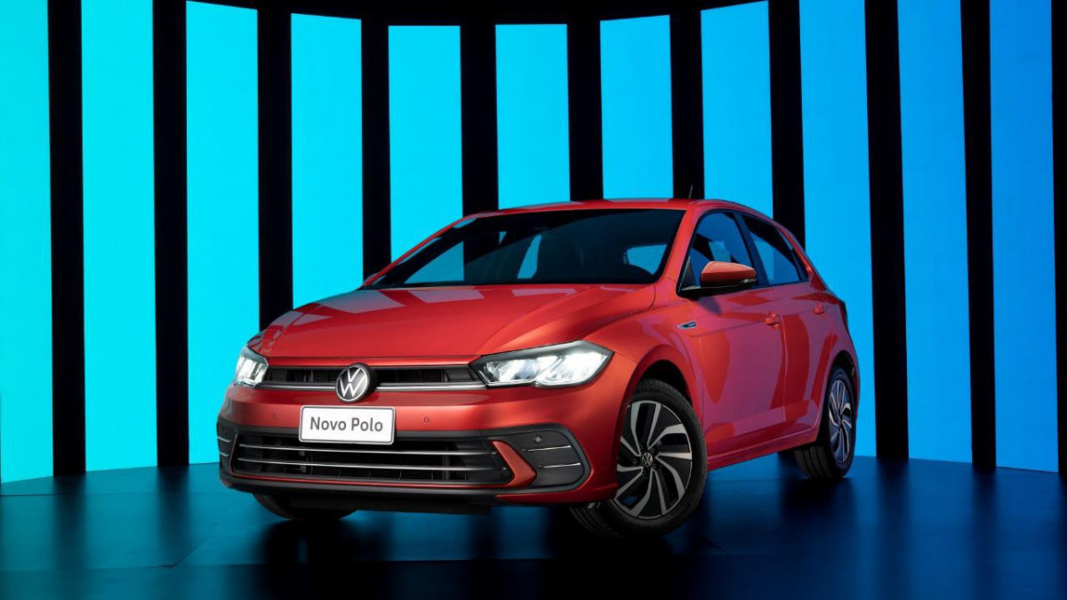 4dc21f60-vw-polo-2023-vermelho-sunset-de-frente-no-estudio.jpg