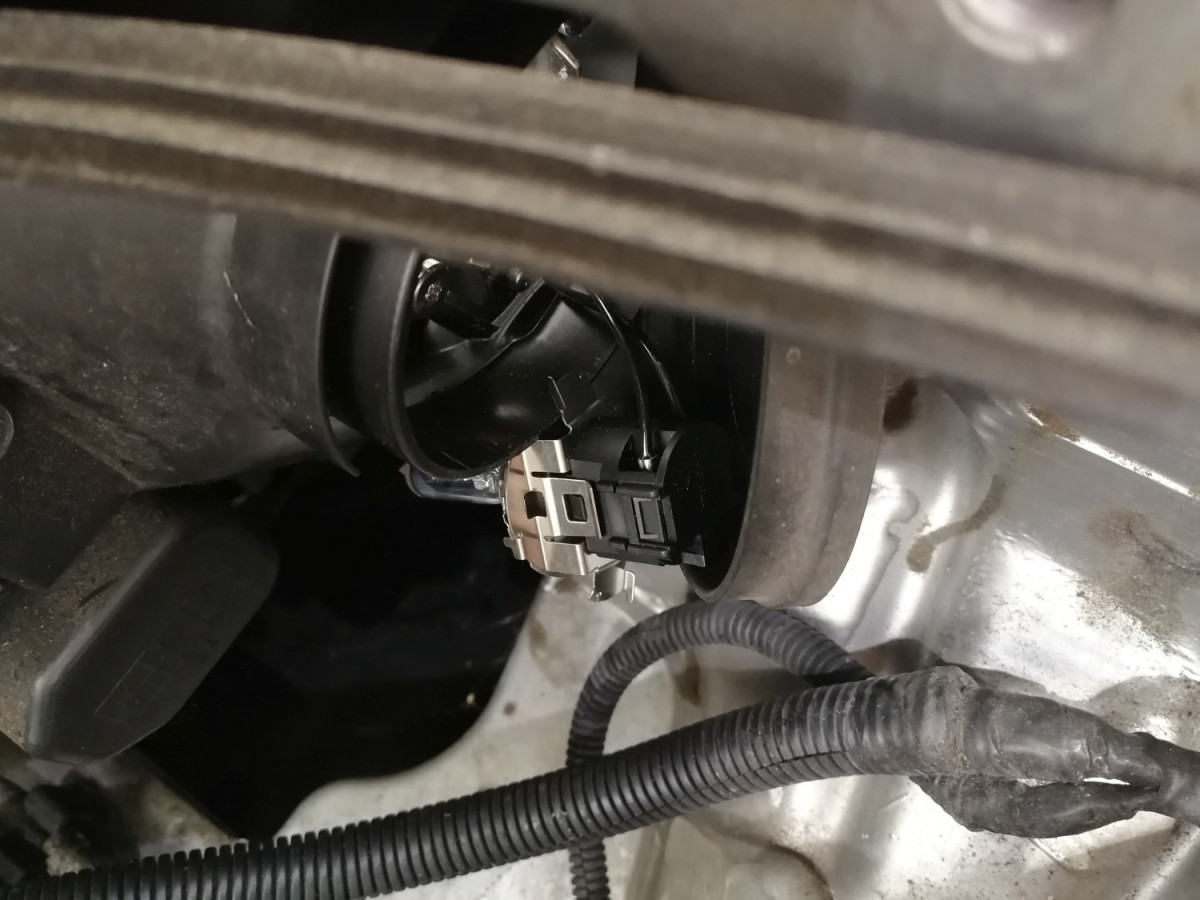 Bulb and Bulb Retainer 03.jpg
