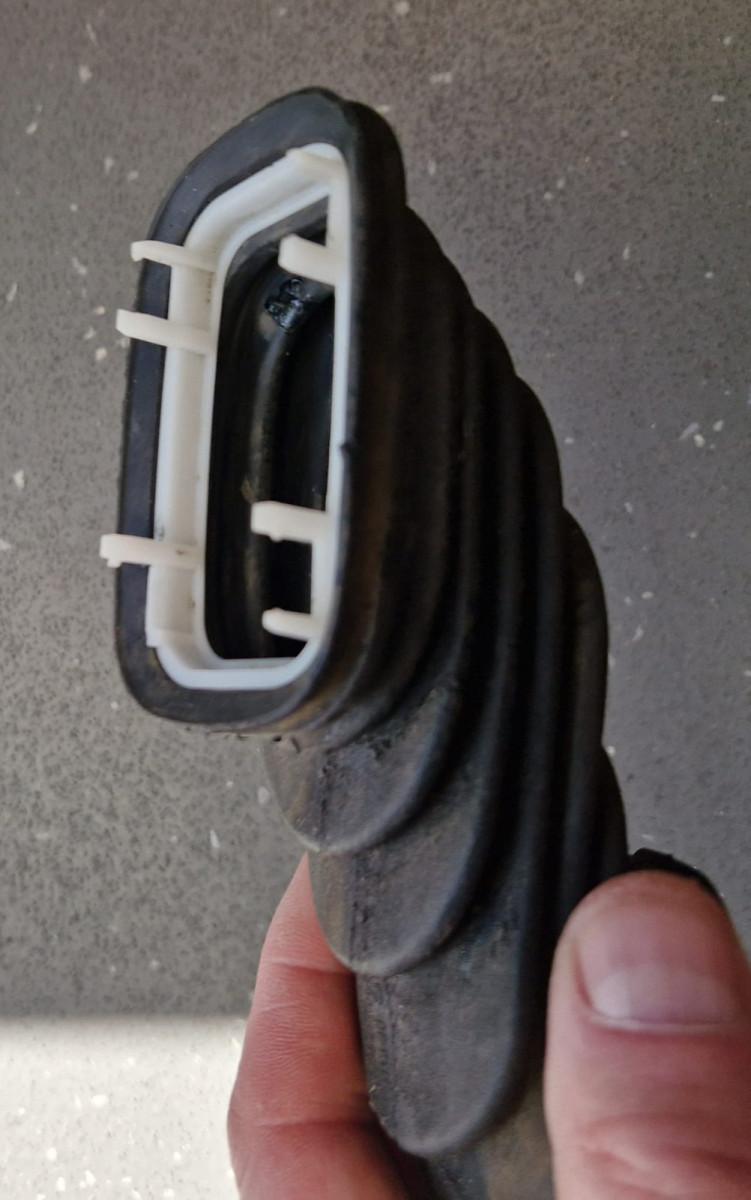 Broken 6Q0959550Q.jpg